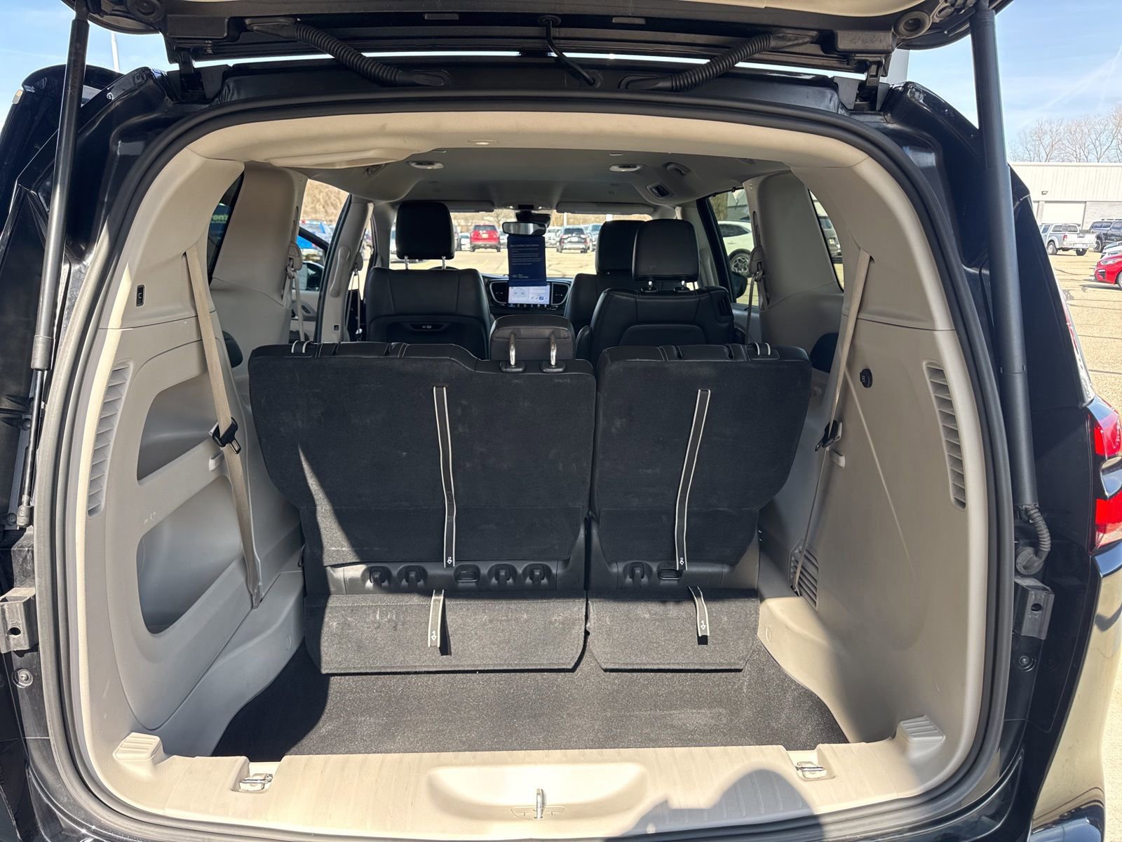 Used 2024 Chrysler Pacifica Touring-L image 37