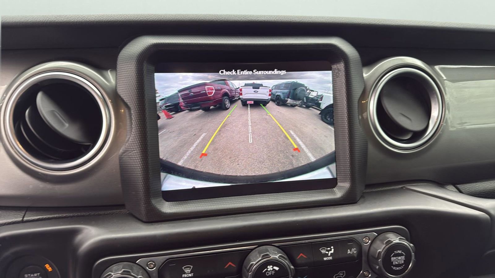 Used 2020 Jeep Wrangler Unlimited Sahara image 19