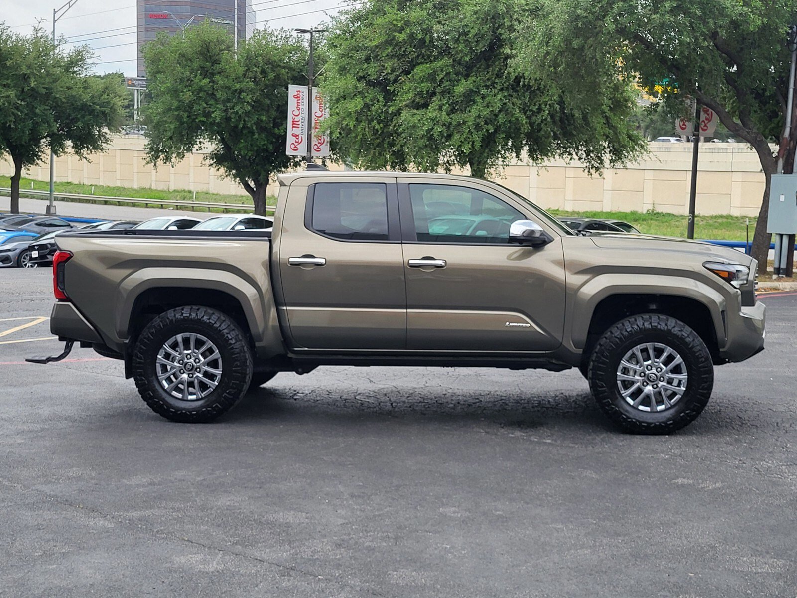 Used 2024 Toyota Tacoma Limited w/ Limited Package (LT) image 2