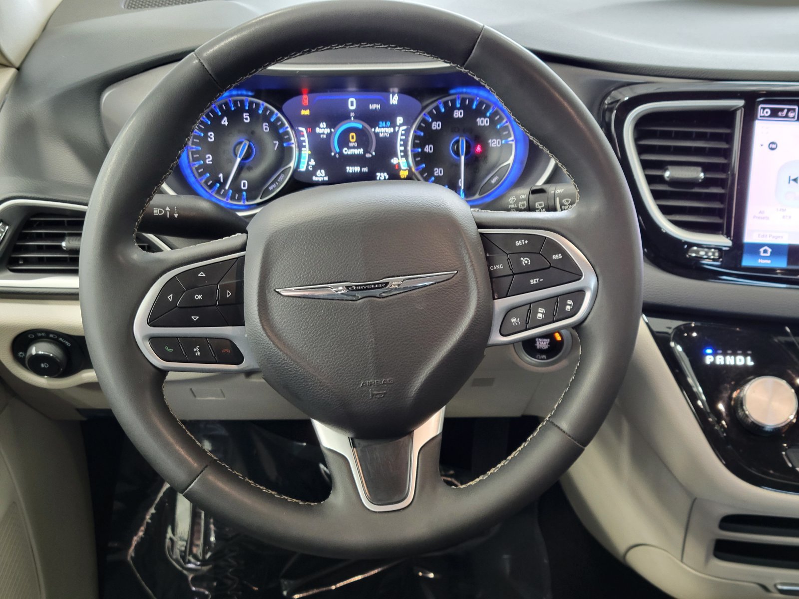 Used 2023 Chrysler Pacifica Touring-L FWD image 27