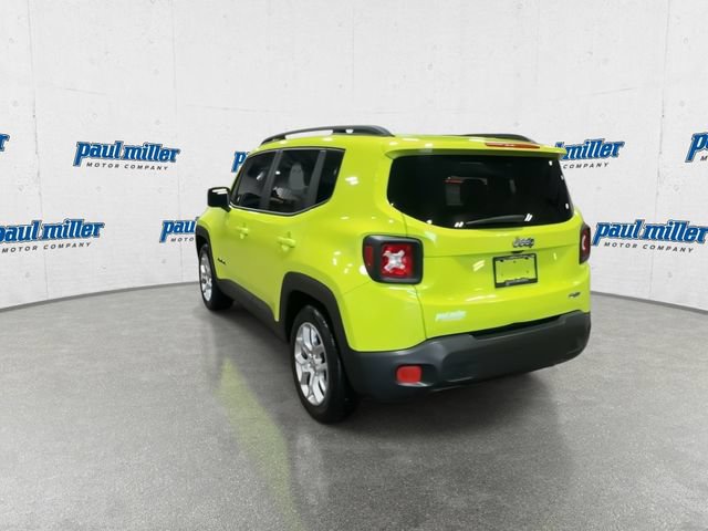 Used 2017 Jeep Renegade Latitude w/ Cold Weather Group FWD image 9