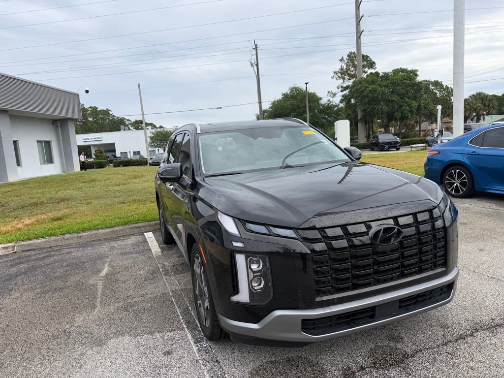 Used 2023 Hyundai Palisade Limited w/ Cargo Package AWD/4WD image 2
