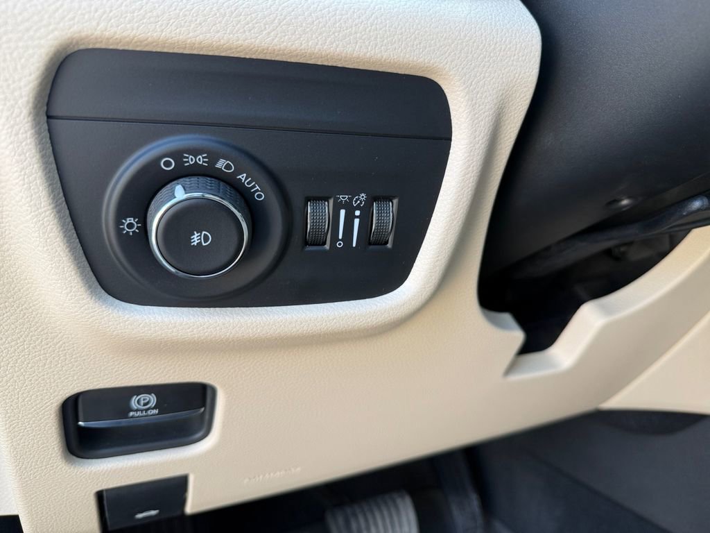 Used 2024 Jeep Grand Cherokee L Limited w/ Black Appearance Package RWD image 19
