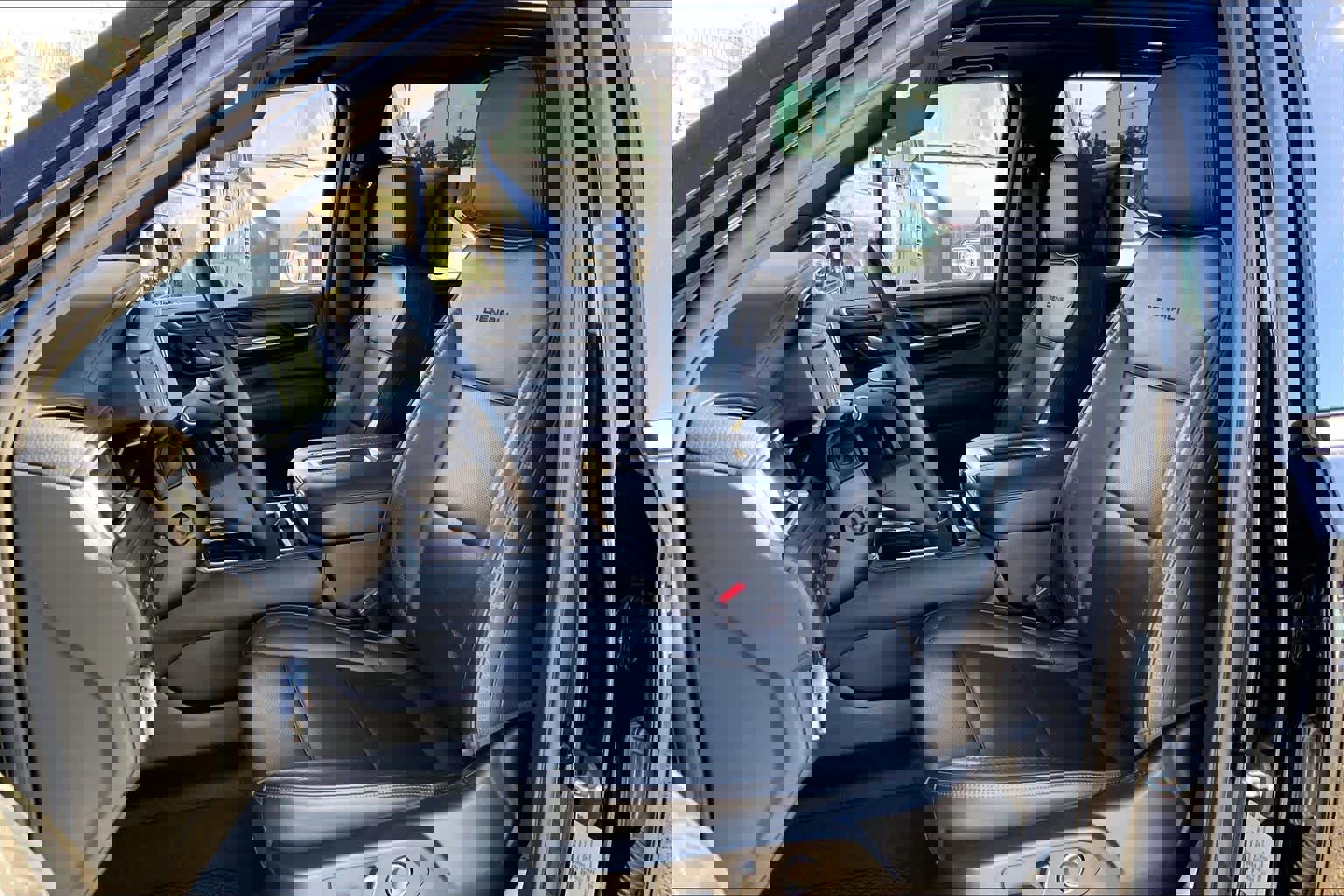 Used 2022 GMC Yukon XL Denali w/ Denali Premium Package image 7