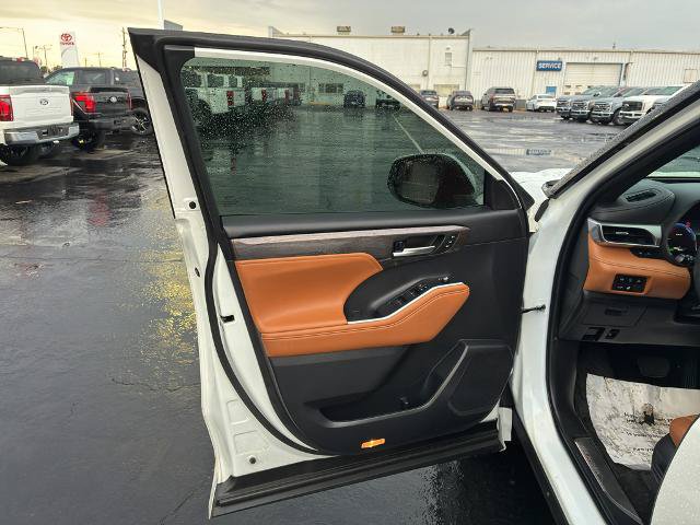 Used 2023 Toyota Highlander Platinum AWD/4WD image 12