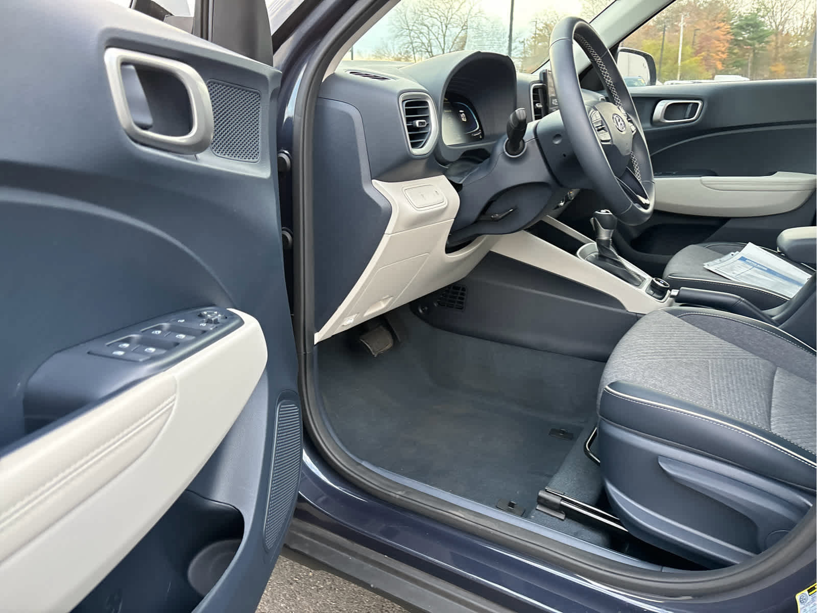 Used 2023 Hyundai Venue Limited image 11