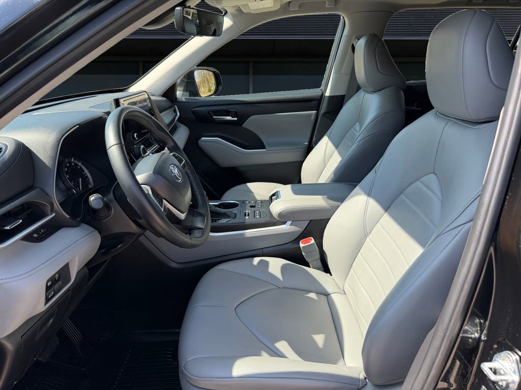 Used 2023 Toyota Highlander XLE AWD/4WD image 16