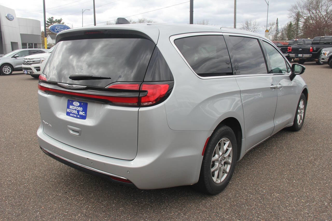 Used 2024 Chrysler Pacifica Touring-L FWD image 3