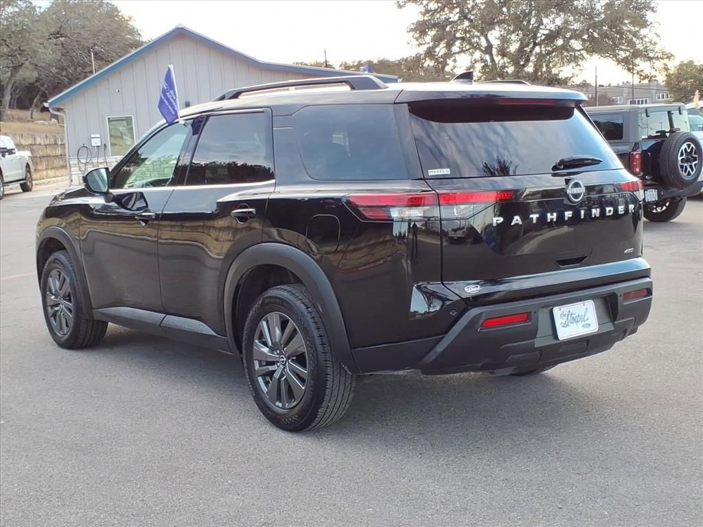 Used 2025 Nissan Pathfinder SV image 2