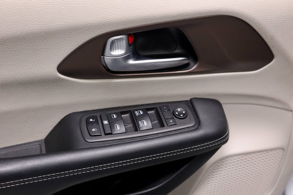 Used 2024 Chrysler Voyager LX image 22