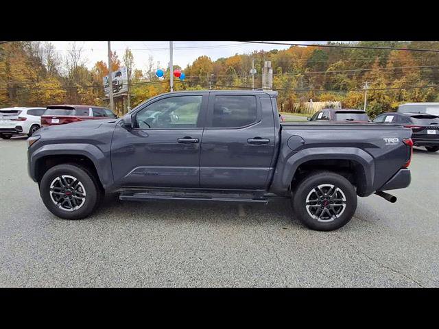 Used 2025 Toyota Tacoma TRD Sport AWD/4WD image 5