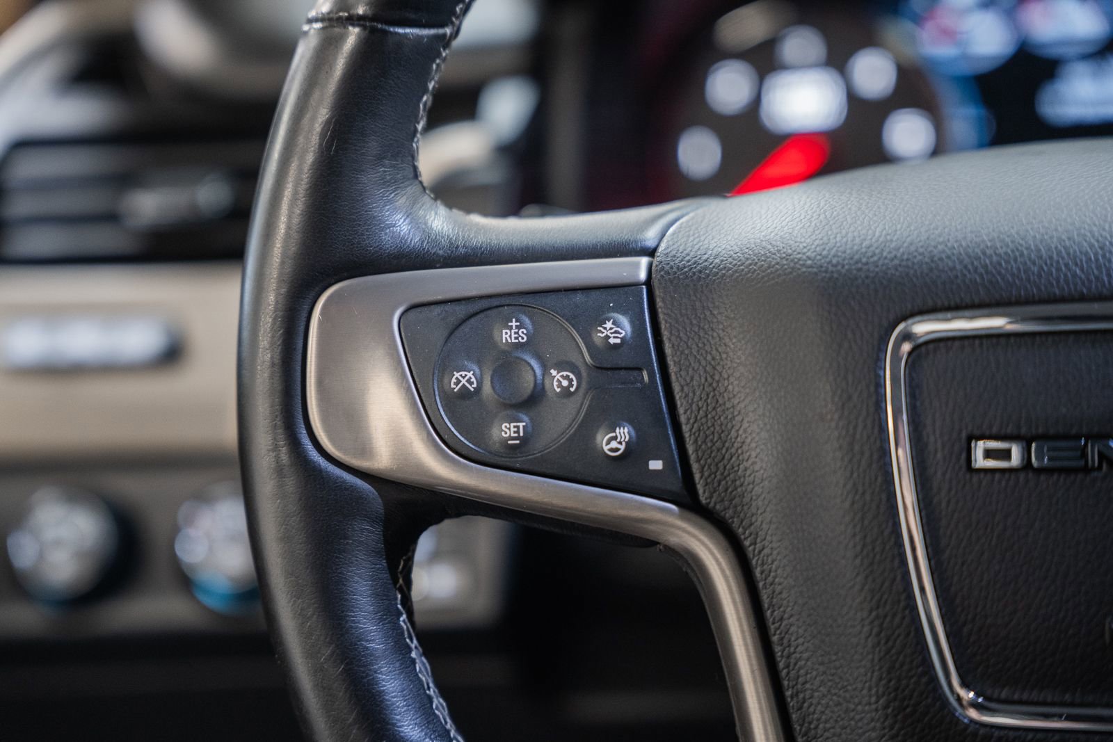 Used 2018 GMC Yukon Denali image 33