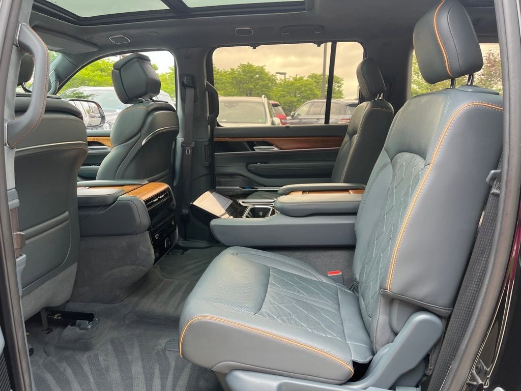 Used 2022 Jeep Grand Wagoneer Series III AWD/4WD image 13