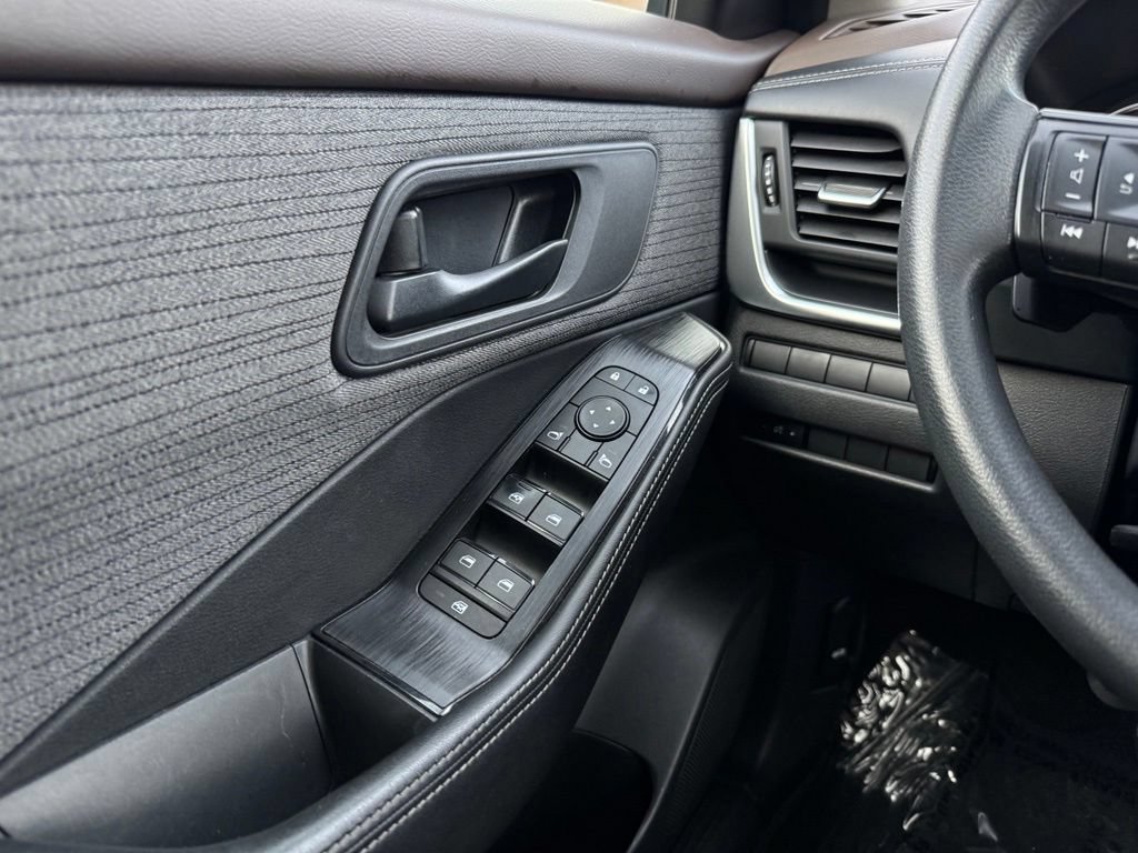 Used 2021 Nissan Rogue S AWD/4WD image 31