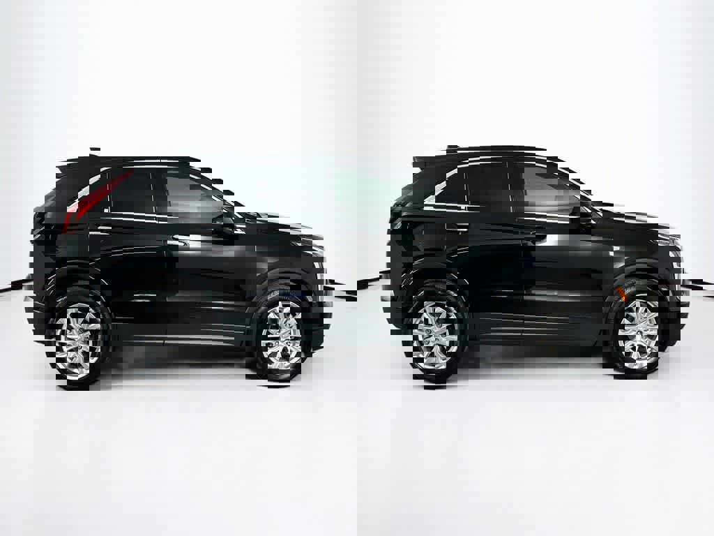 Used 2022 Cadillac XT4 Luxury w/ Cold Weather Package image 6