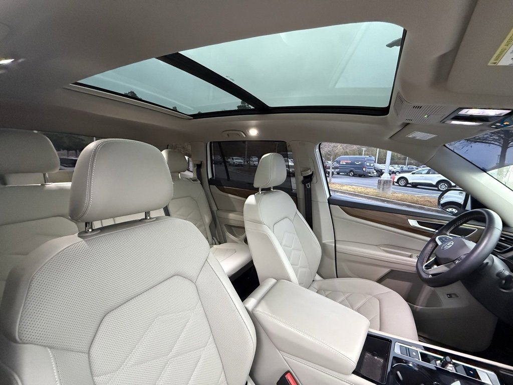 Used 2024 Volkswagen Atlas SE image 32