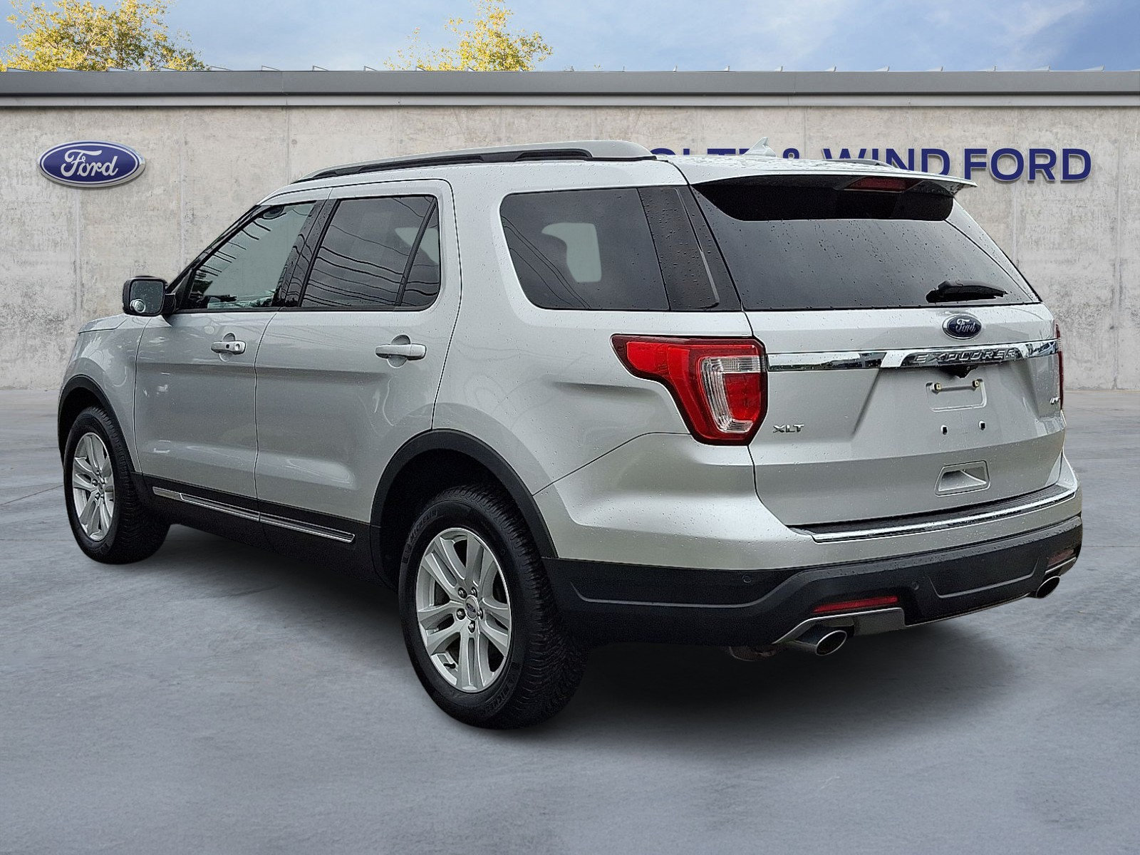 Certified 2018 Ford Explorer XLT w/ Equipment Group 202A AWD/4WD image 4