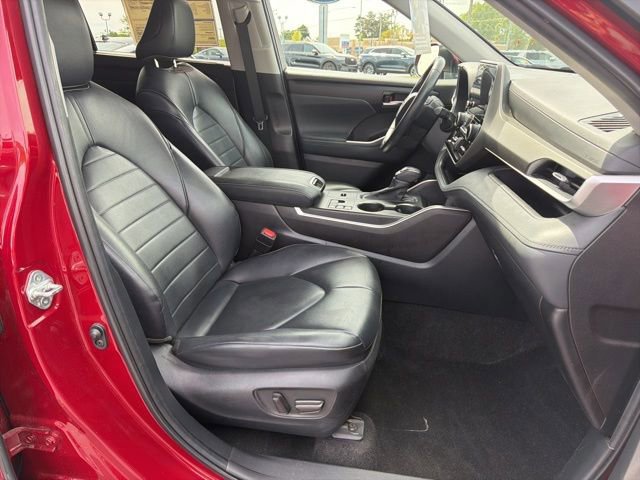 Used 2023 Toyota Highlander XLE FWD image 19