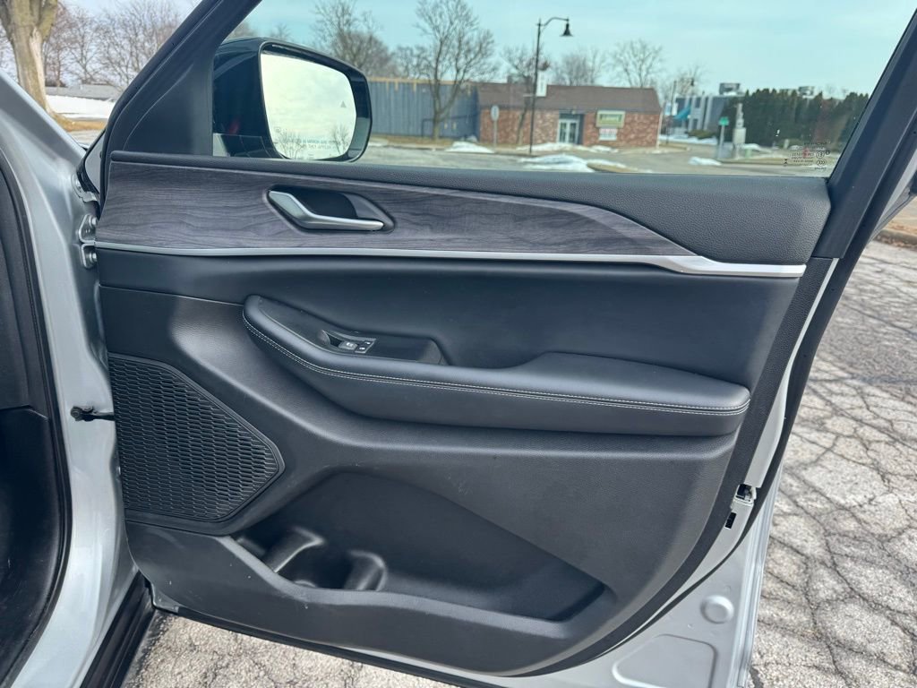 Used 2024 Jeep Grand Cherokee L Limited w/ Luxury Tech Group II image 32