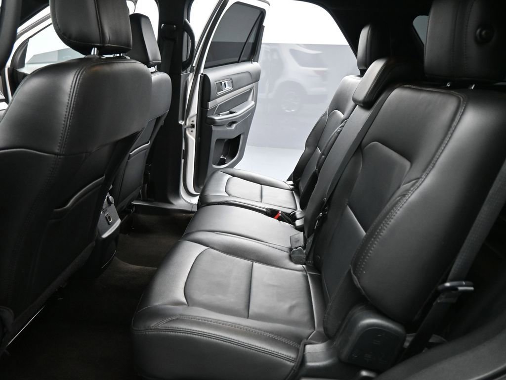 Certified 2018 Ford Explorer XLT w/ Equipment Group 202A FWD image 18