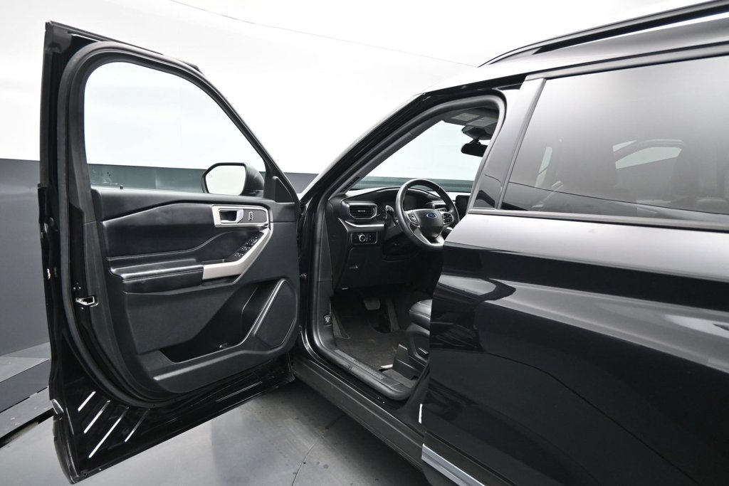 Certified 2023 Ford Explorer XLT w/ Equipment Group 202A RWD image 9