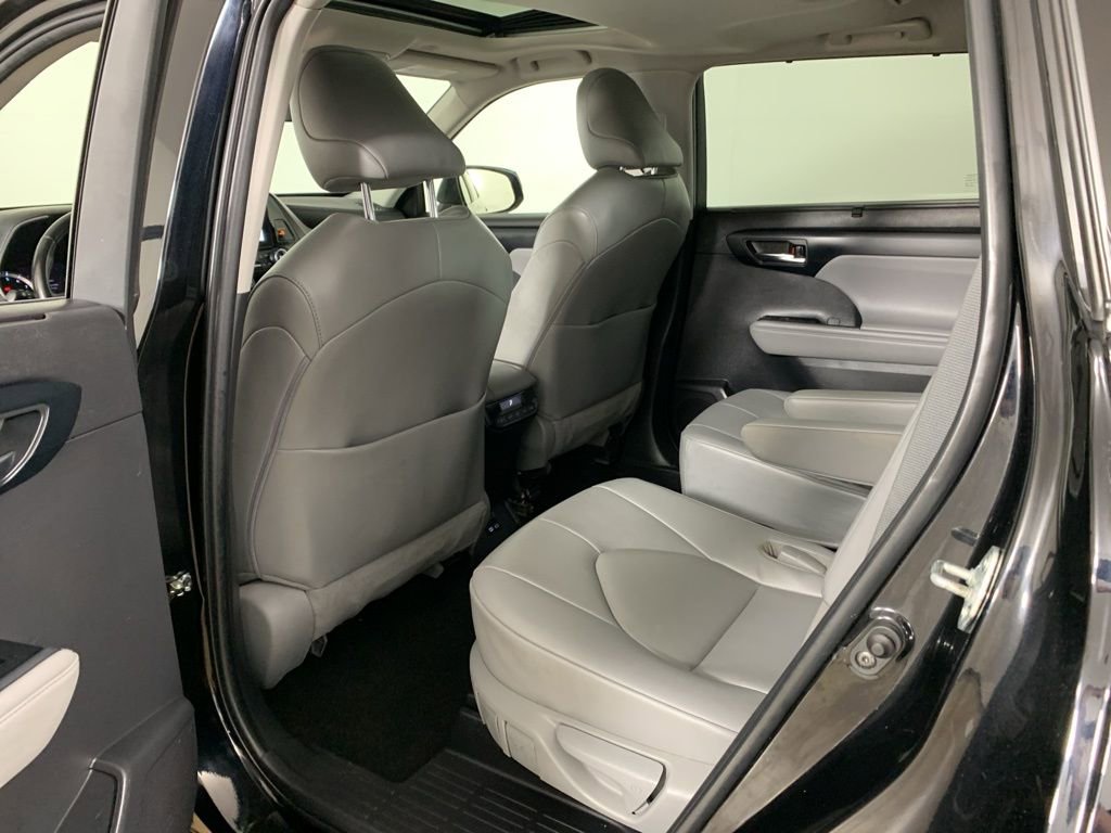 Used 2023 Toyota Highlander XLE AWD/4WD image 36