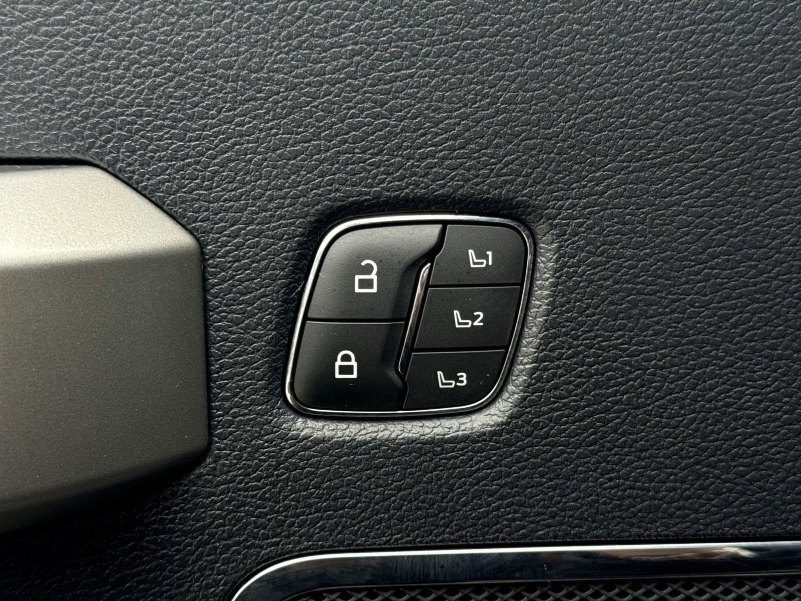 Certified 2022 Ford F250 Lariat w/ Tremor Off-Road Package image 85