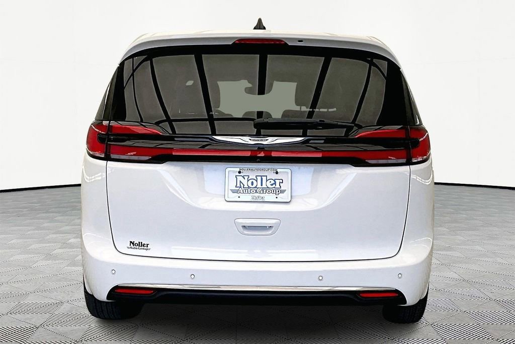 Used 2023 Chrysler Pacifica Touring-L image 3
