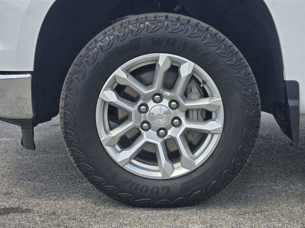 Used 2024 Chevrolet Silverado 1500 LT w/ Z71 Off-Road Package AWD/4WD image 8