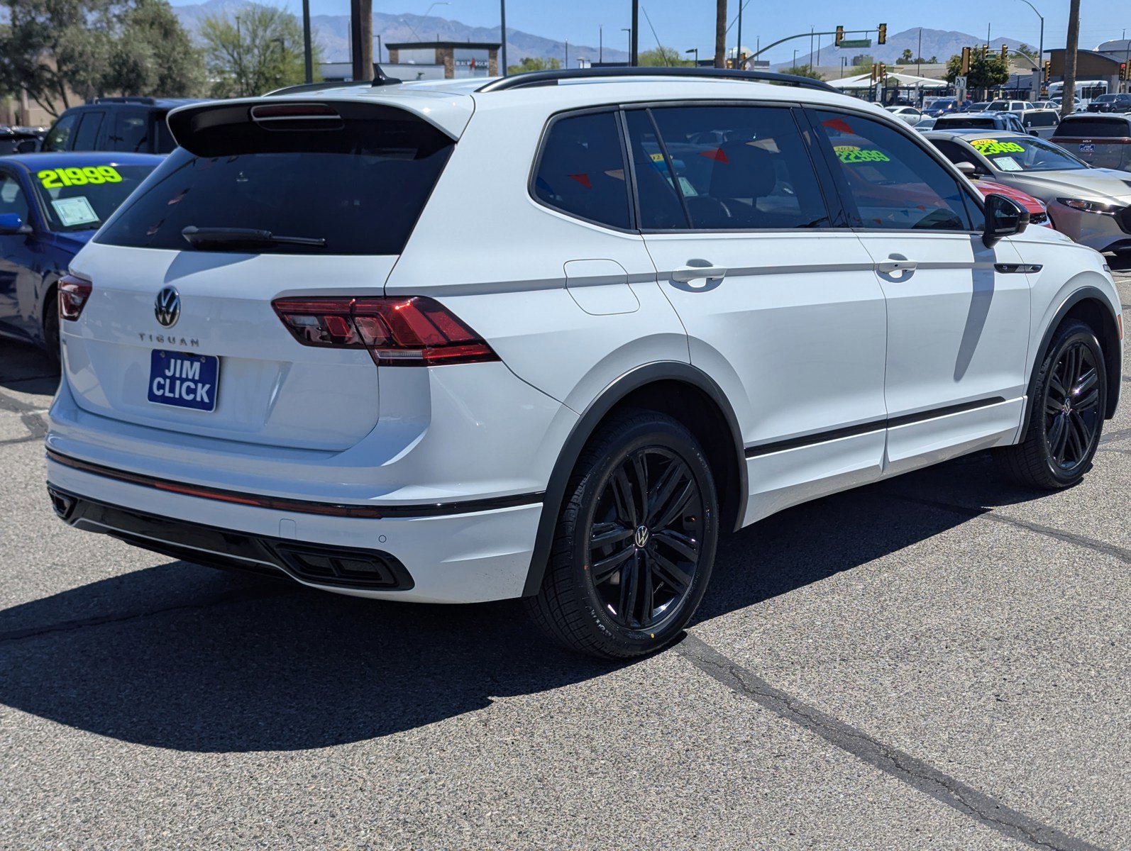 Used 2022 Volkswagen Tiguan SE R-Line FWD image 2