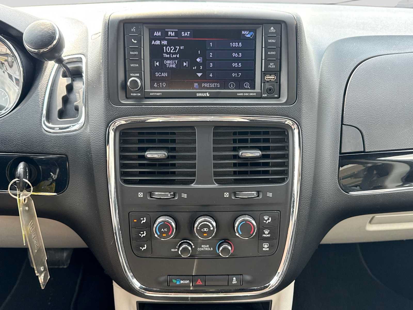 Used 2019 Dodge Grand Caravan SXT w/ Rear Park Assist Package FWD image 28