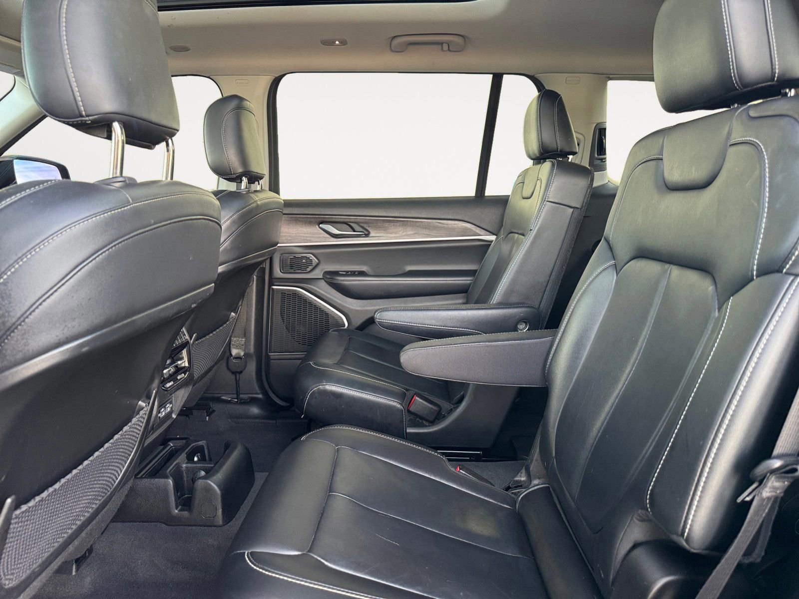 Used 2022 Jeep Grand Cherokee L Limited w/ Black Appearance Package image 13