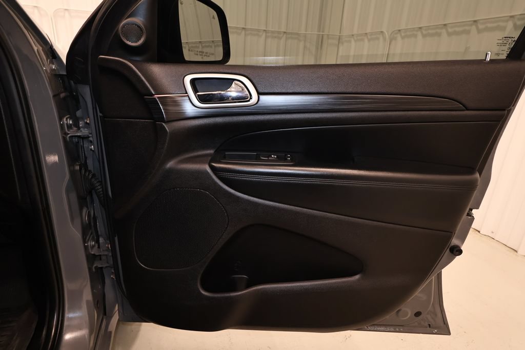 Used 2020 Jeep Grand Cherokee Altitude AWD/4WD image 18