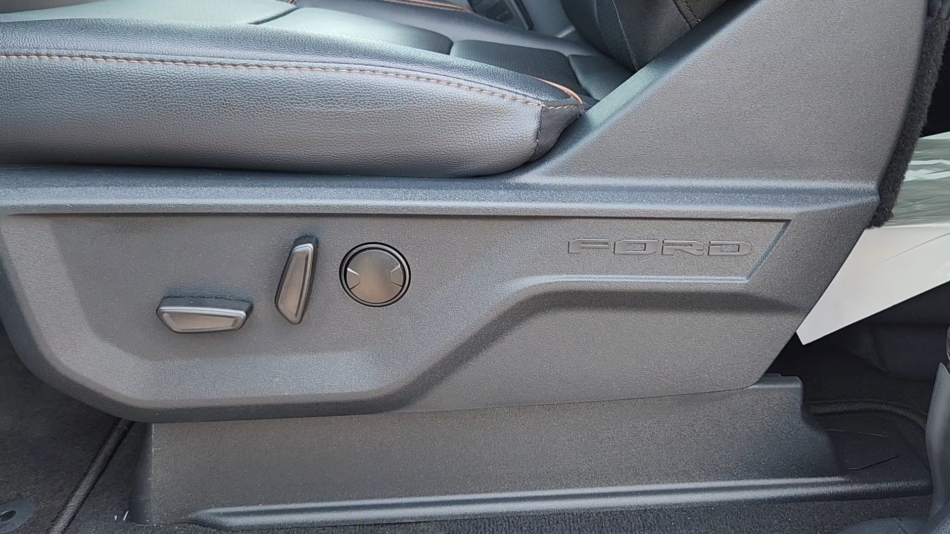 Certified 2025 Ford F250 Lariat AWD/4WD image 9