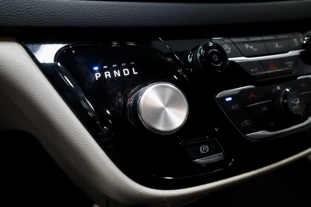 Used 2023 Chrysler Pacifica Touring-L image 35