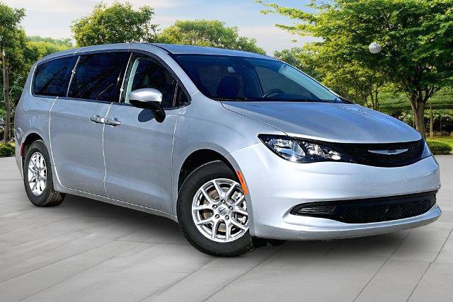 Used 2023 Chrysler Voyager LX image 5