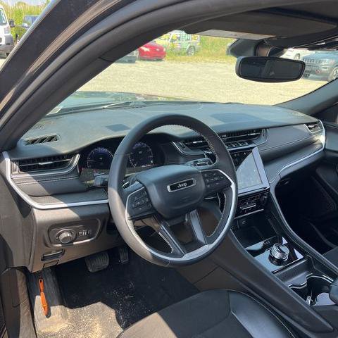 Used 2024 Jeep Grand Cherokee Altitude AWD/4WD image 9