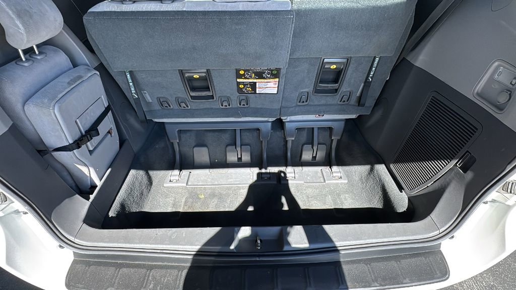 Used 2019 Toyota Sienna LE w/ Carpet Mat Package FWD image 25