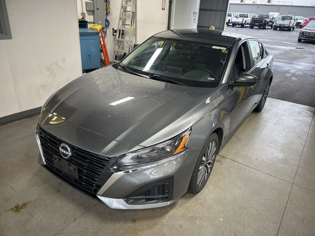 Used 2025 Nissan Altima 2.5 SV FWD image 1