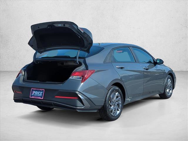 Used 2024 Hyundai Elantra SEL video 3