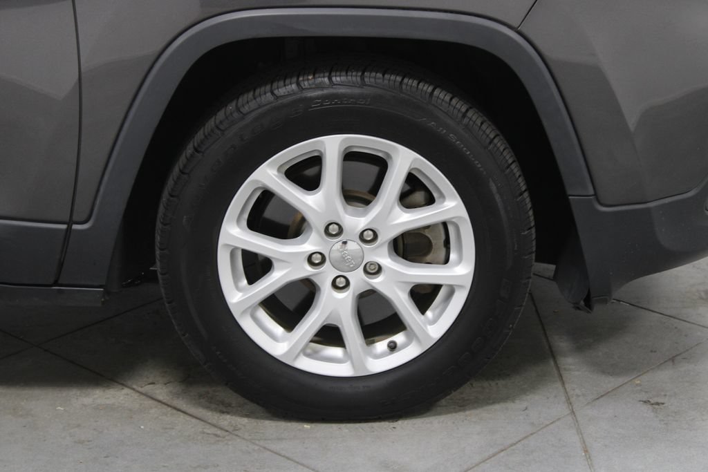 Used 2018 Jeep Cherokee Latitude Plus FWD image 13