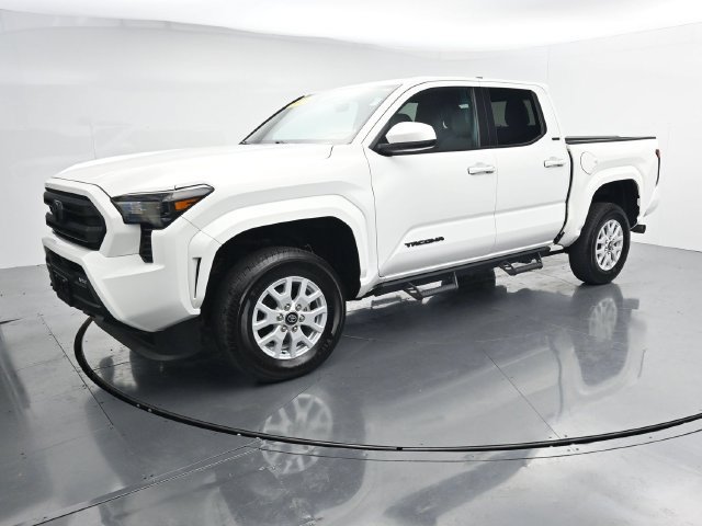 Used 2024 Toyota Tacoma SR5 AWD/4WD image 4