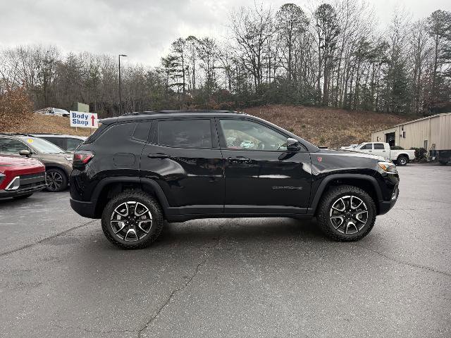 Used 2025 Jeep Compass Trailhawk w/ Trailhawk Elite Group image 6