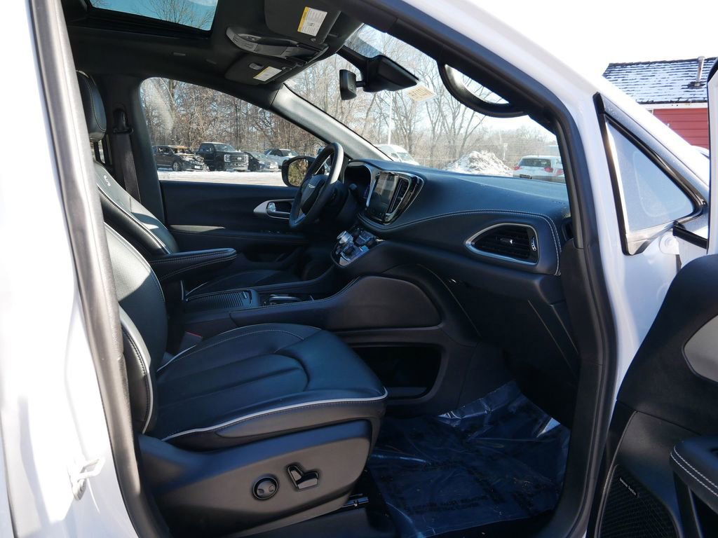 Used 2024 Chrysler Pacifica Limited w/ Uconnect Theater Family Group image 8