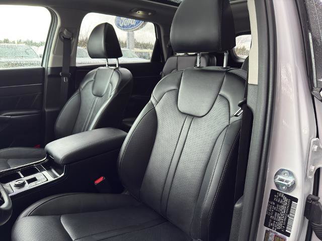 Used 2025 Kia Sorento SX image 16