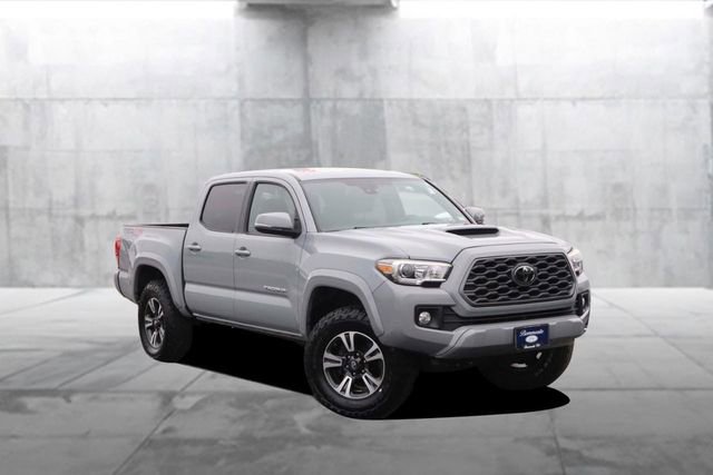 Used 2018 Toyota Tacoma TRD Sport AWD/4WD image 2