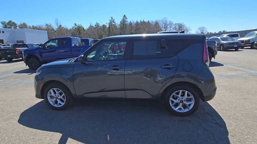 Used 2025 Kia Soul LX w/ LX Technology Package FWD image 16