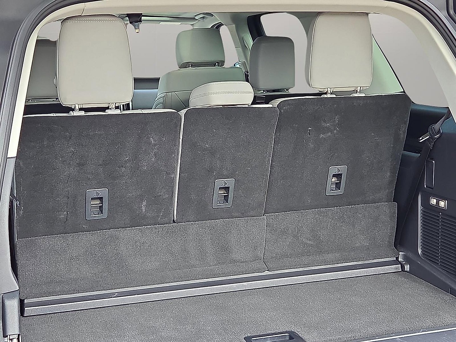 Certified 2025 Ford Expedition Active image 8