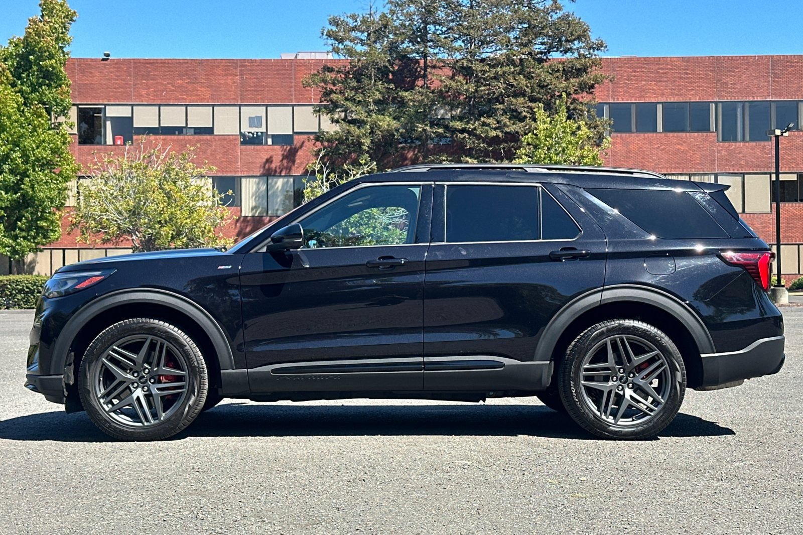 Certified 2025 Ford Explorer ST-Line w/ Premium Package AWD/4WD image 7