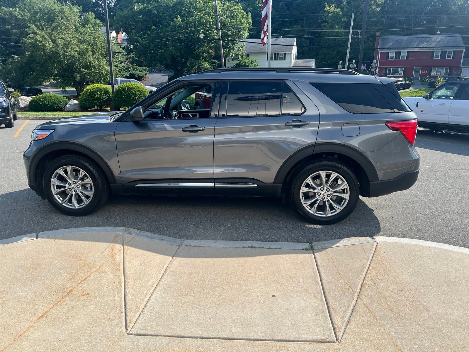 Certified 2024 Ford Explorer XLT w/ Equipment Group 202A AWD/4WD image 4
